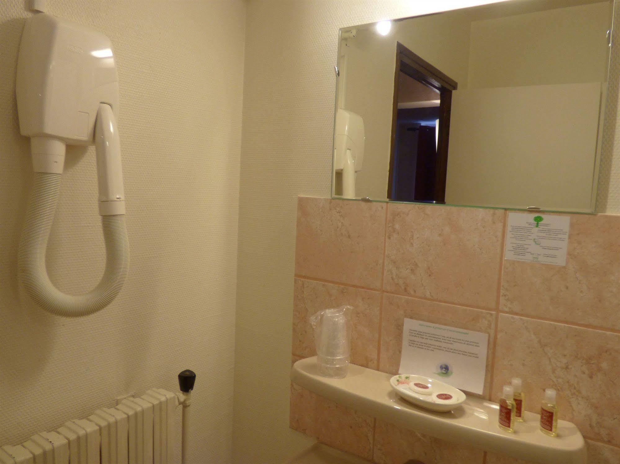 Hotel Du Centre Pierrelatte Zewnętrze zdjęcie